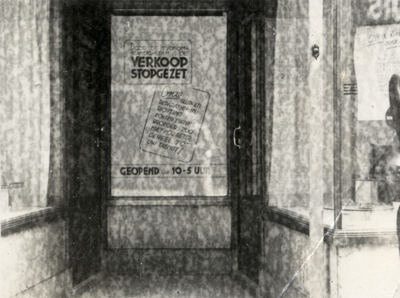 97831 Afbeelding van een winkeldeur te Utrecht met de mededeling 'door de tijdsomstandigheden is de verkoop stopgezet'.